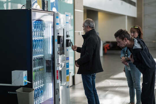 Les gens font la queue pour le distributeur automatique