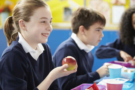 Crianças na escola comendo.