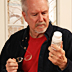 Hombre leyendo la etiqueta en una botella de vitamina.