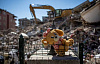 ترکی کے شہر ہاتائے میں زلزلے کے بعد منہدم ہونے والی عمارتوں کے مقام پر ایک بھرا کھلونا