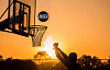basketballspil skyder en 2022-bold ind i bøjlen