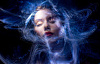 rosto de mulher cercado por uma teia nebulosa