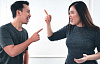 um casal discutindo e apontando o dedo um para o outro