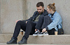 couple ayant une conversation assis dehors sur les marches