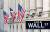 Foto der Wall Street mit amerikanischen Flaggen