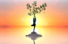 donna in una posa di un albero di yoga con un albero che cresce dalla corona della sua testa
