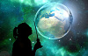 siluett av någon som håller en trollstav framför planeten jorden