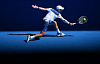 ahtlete slår en ball med en racket i Australian Open