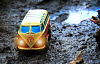 carrinha Volkswagen amarela num terreno montanhoso húmido