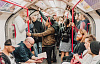 mense wat in die metro (of bus) gaan werk
