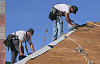 dua lelaki bekerja di atas bumbung