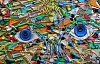 karya seni abstrak muka dengan dua mata piring biru