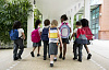 egy csoport kisgyerek sétál az iskolába