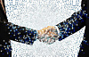 kaksi liikemiestä kättelee osoittaen energian yhdistämistä molemmissa käsissä ja käsivarsissa