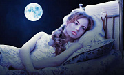 زنی که در یک تخت یک نفره با ماه کامل در پس زمینه دراز کشیده است