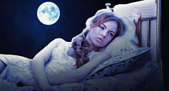 אישה שוכבת במיטת יחיד עם ירח מלא ברקע
