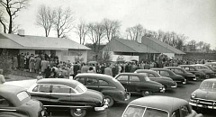 Alıcılar, 1947 ve 1951 arasında inşa edilen savaş sonrası savaş sonrası banliyösü Levittown, NY'da ev satın almak için sıraya girdi. 1948'e kadar, Levittown evlerine yapılan sözleşmeler, evlerin Kafkasyalı olmayanlara ait olamayacağını ya da kullanılamadığını belirtti. Mark Mathosian / Flickr, BİDB-NC-SA