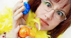 kuvan naisesta, jolla on kaksi värillistä munaa ... yllättyneellä ilmeellä