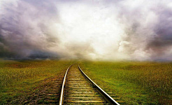 Eisenbahnstrecke, die in die Wolken abgeht