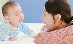 seorang ibu berbicara dengan bayinya