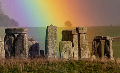 Regenboog boven Stonehenge op 9 november 2022