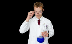 orvos, kezében egy főzőpohár kék folyadék