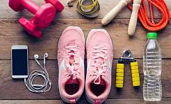 egzersiz ekipmanı: koşu ayakkabıları, ağırlıklar, su vb.