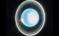 gambar Uranus yang diperbesar diambil dengan Teleskop Webb