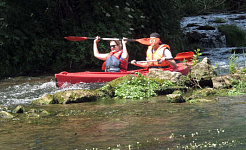 un homme et une femme dans un kayak