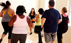 pessoas com sobrepeso em uma aula de exercícios