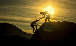 दो पर्वतारोही, एक दूसरे की मदद करने के लिए