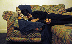 打鼾者可能会从卧室里被驱逐，扰乱亲密关系。 restlessglobetrotter / flickr，CC BY