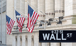 bilde av Wall Street med amerikanske flagg