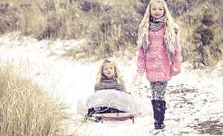 to søskende i sneen