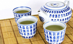 herbata skręciła w tradycyjnych filiżankach i czajniczku