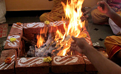 ایک مربع آگ کے گڑھے تک پہنچنے والے دو بازوؤں کی تصویر