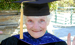 Ibu Joyce Vissell, memakai topi dan gaun tamat pengajian