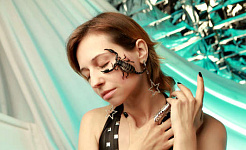ein Skorpion auf dem Gesicht einer Frau, ihre Augen sind geschlossen