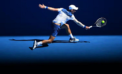 ahtlete care lovește o minge cu o rachetă la Australian Open