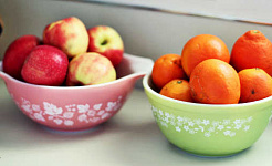 碗裡的蘋果和橘子在櫃檯上。除了可以減少食物和多做運動的常見建議外，該研究還表明，有意識地在家裡用健康的線索代替不健康的線索可能會對一個人的BMI產生真正的影響，特別是對於女人。  （信用：Abi Porter / Flickr）廚房櫃檯如何預測你的體重康奈爾大學的權利原創研究由George Lowery-Cornell於10月發布20，2015您可以根據署名4.0國際許可分享這篇文章。  廚房檯面上的即食食品類型也暗示了家中人們的重量，尤其是女性。  該研究調查了紐約錫拉丘茲超過200廚房的照片，以測試食物環境如何與家中成年人的體重指數（BMI）相關。  與同齡人相比，研究中保留新鮮水果的婦女往往體重正常。  但是，當像穀類食品和碳酸飲料零食是容易獲得，那些人比他們的鄰居，平均比20多磅重。  康奈爾食品與品牌實驗室教授兼主任，健康教育與行為雜誌的主要作者Brian Wansink說：“這是你最基本的食物飲食 - 你吃的就是你所看到的。”  [你會從一個較重的博客那裡得到食物建議嗎？]研究發現，在櫃檯上保存軟飲料的女性比那些讓廚房遠離它們的人的24重26磅。  櫃檯上的一盒麥片與那裡的女性排成一片，平均比他們沒有的鄰居平均重20磅。  “作為穀物愛好者，這令我感到震驚，”Wansink說。  “穀物有健康光環，但如果你每次走路都吃少量，那就不會讓你變瘦。”當不健康的食物是廚房中最明顯的選擇時，陷入導致體重增加的習慣就變成了更輕鬆。  通過將它們隔離在茶水間和櫥櫃中使這些食物遠離視線會降低它們的便利性，使它們不太可能在飢餓的時刻被抓住。  研究發現，清理穀物，蘇打水和其他零食的櫃檯，並用更健康的可見線索（如新鮮水果）取代它們可能會有所幫助，可見水果碗的女性體重比13體重低一些。  [賄賂可以誘使你少吃嗎？]該研究還發現，正常體重的女性更有可能有一個指定的櫥櫃用於零食，並且不太可能在大型包裝中購買食物而不是肥胖者。  這些發現為環境因素對肥胖的作用提供了新的見解，並提供了補救措施，以便在促進健康狀況的同時消除不健康的線索。  而不僅僅是一般的膳食建議處方少的食物和多運動，研究表明，有意識地與家庭健康的人取代不健康的線索可能對一個人的BMI產生真正的影響，尤其是對女性。  “我們有一種說法在我們的實驗室，”如果你想成為骨感，做什麼瘦的人呢，“”萬辛克說。 