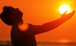 lelaki di luar dengan tangan dihulurkan ke matahari