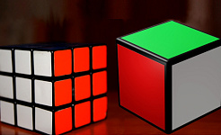 deux cubes de rubik, un sans pièces séparées