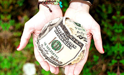 دست هایی که دلار آمریکا را دراز کرده اند