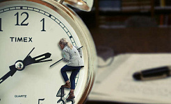 une femme grimpant sur une horloge