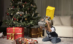 nakabalot na mga regalo sa ilalim ng Christmas tree