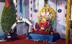 Robot wat Hindoe-ritueel uitvoer