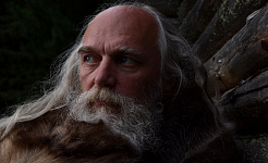 foto af ældre hvid mand med skæg og strømmende langt hår