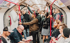 люди едут на работу в вагоне метро (или автобусе)