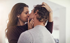 en mann og en kvinne kysser