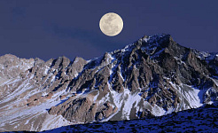 اكتمال القمر فوق جبل